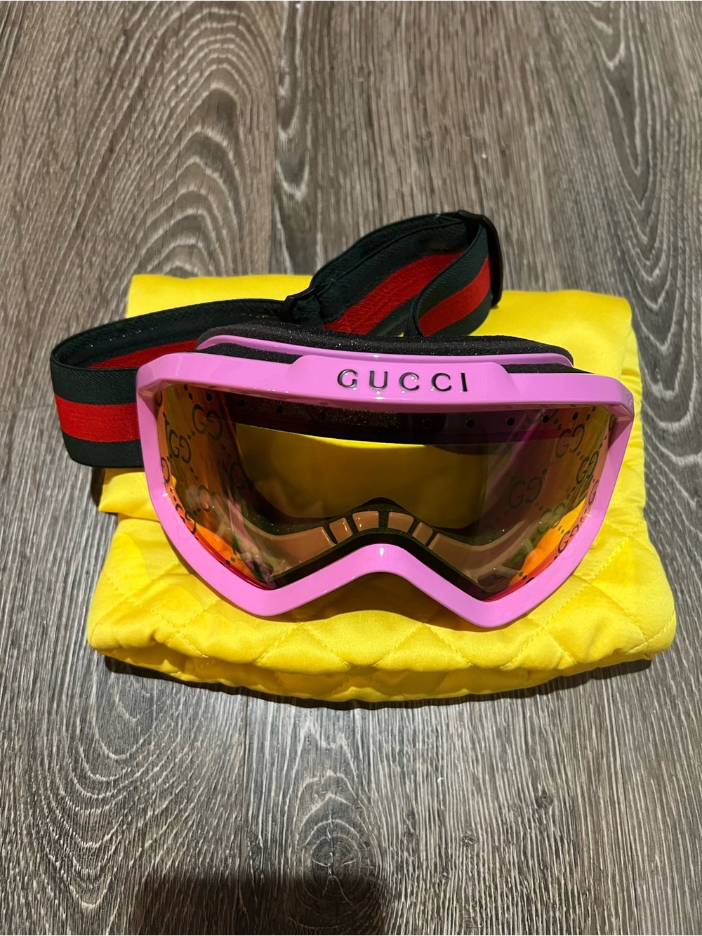 Gucci Women’s Pink Ski Goggles with Red and Green Logo Strap